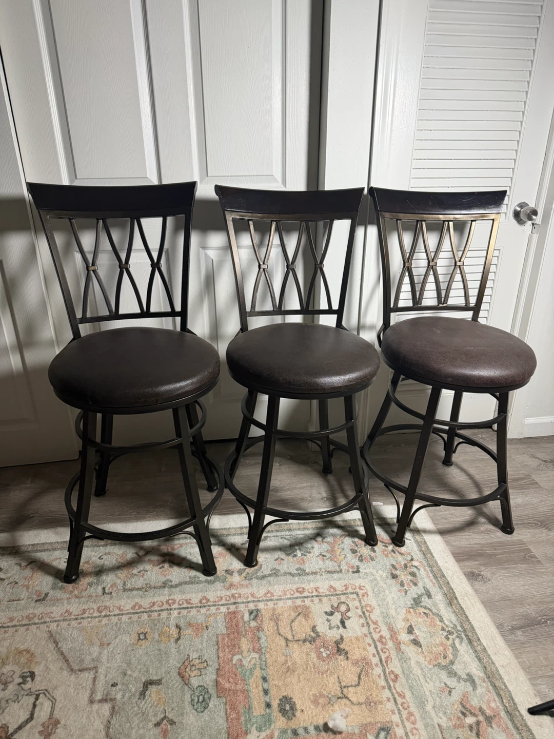 Set of 3 rotating kitchen/Bar Stools - photo 2