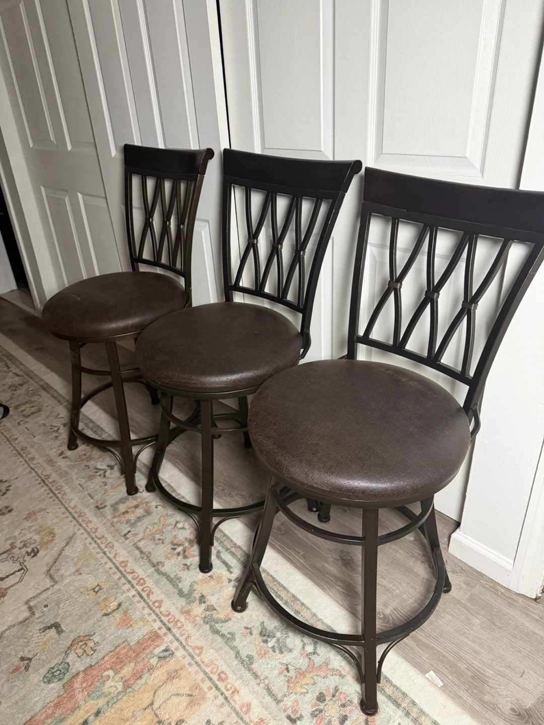 Set of 3 rotating kitchen/Bar Stools - photo 3