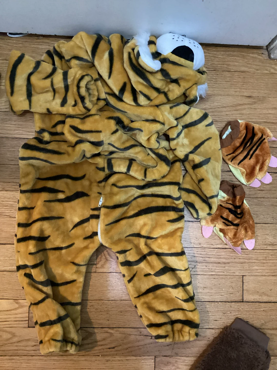 3-4T Tiger Costume with Claw Mittens - photo 2