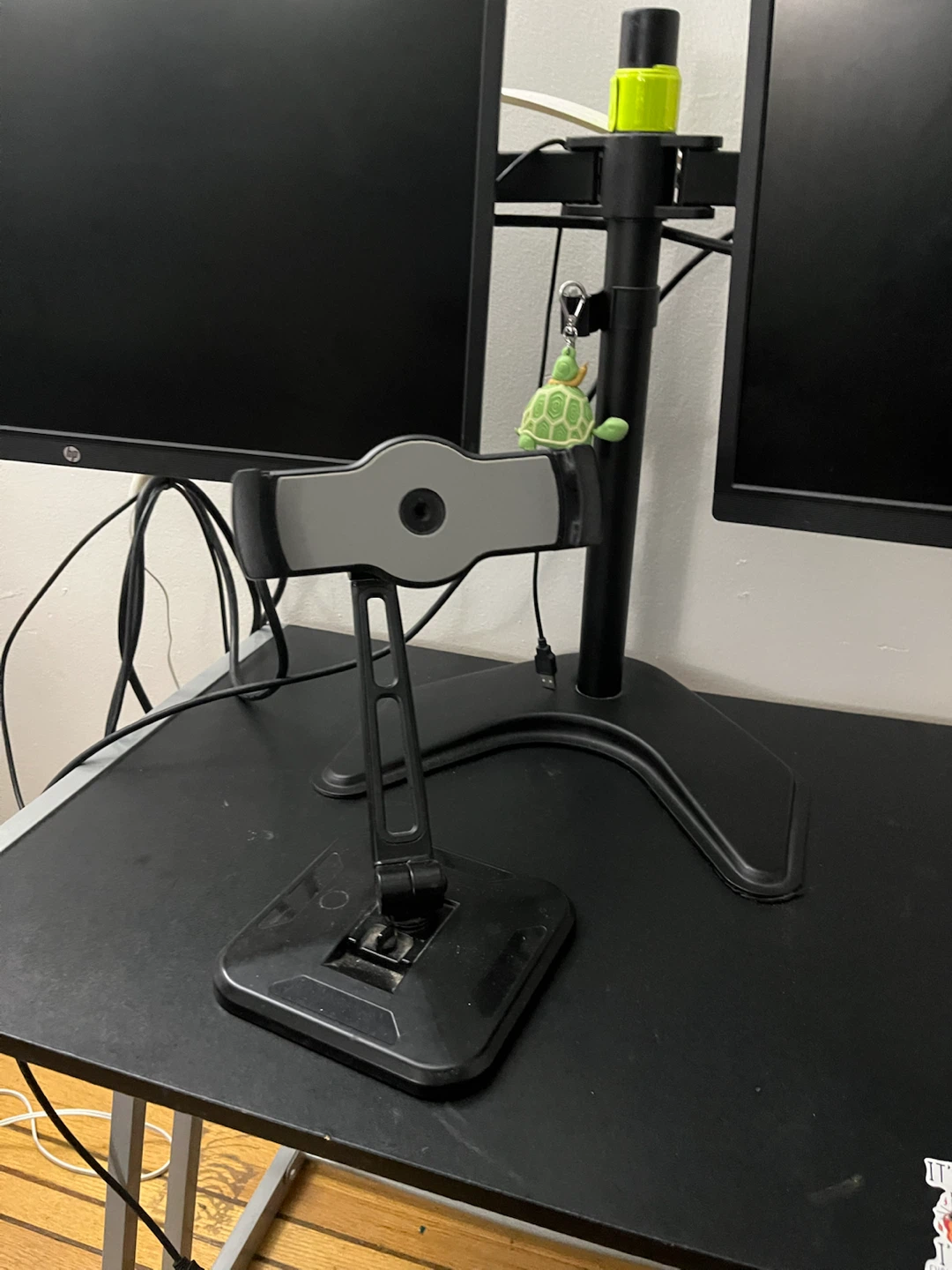 2x 24" HP 1080p Monitors + Dual Arm Mount + iPad stand - photo 4