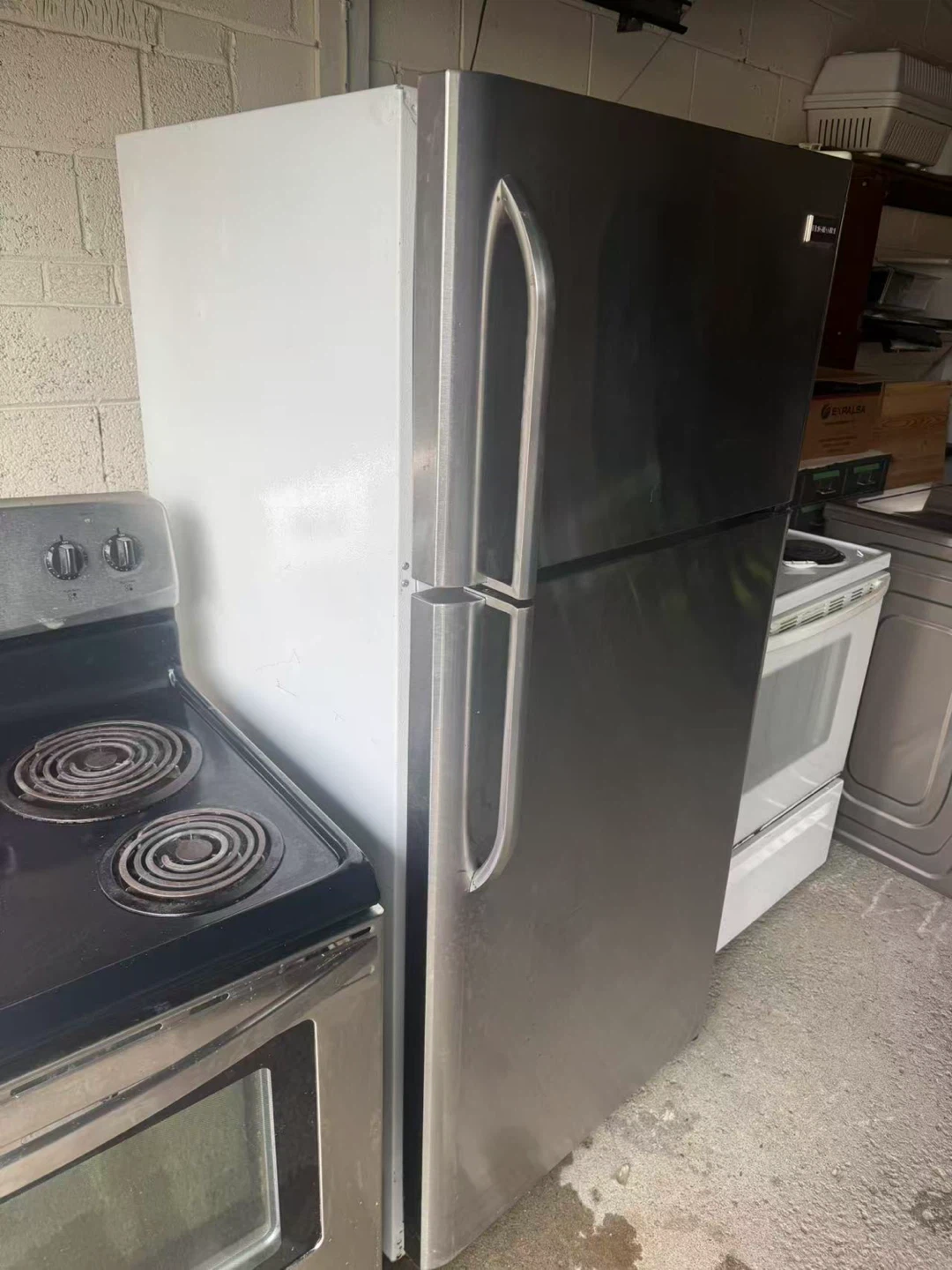 Good condition White Westinghouse fridge $150 - photo 5