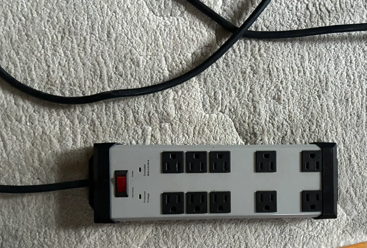 Defiant 10-outlet metal power bar / surge protector 15 ft cord