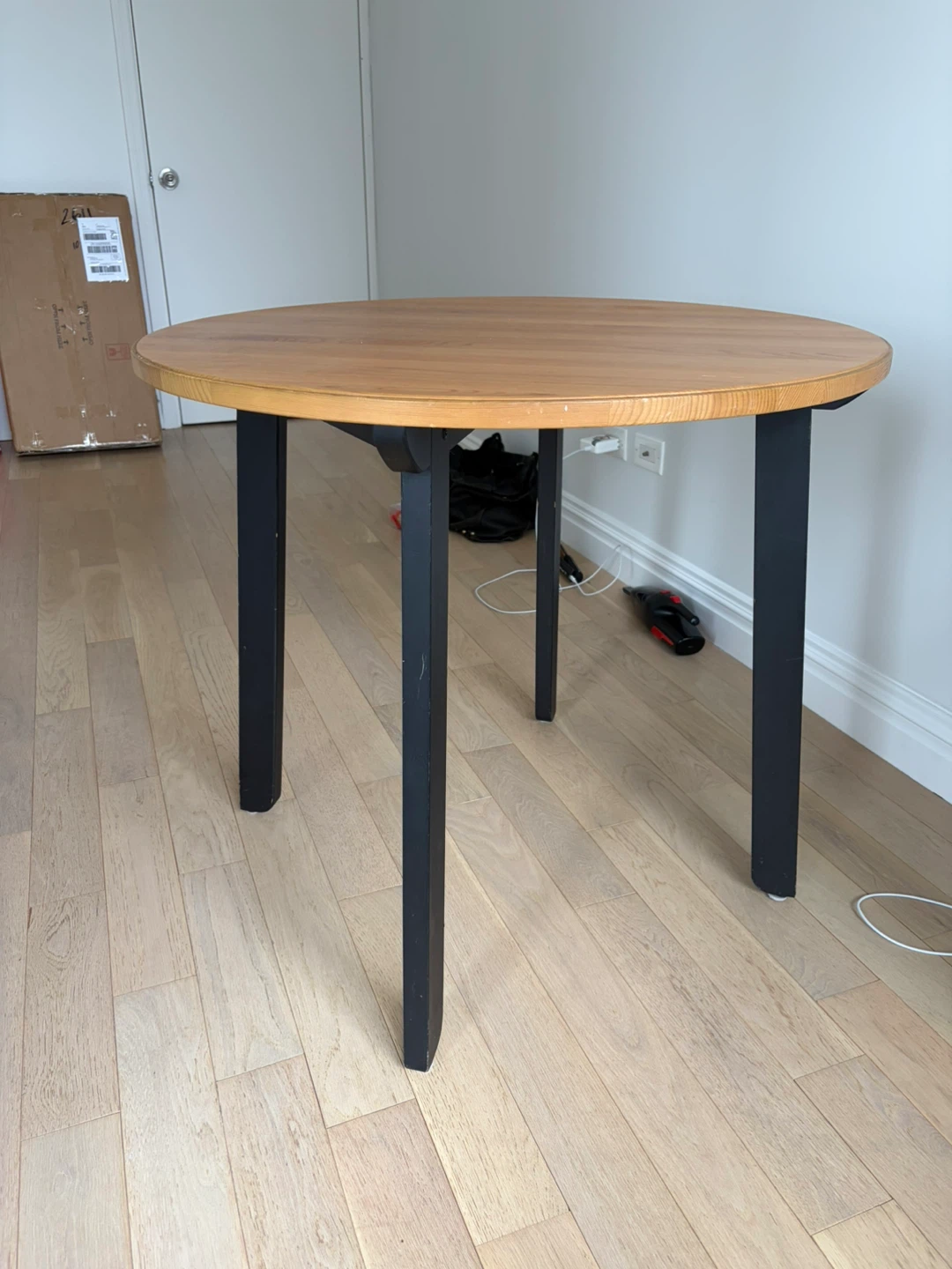 Round wooden dining table - photo 2