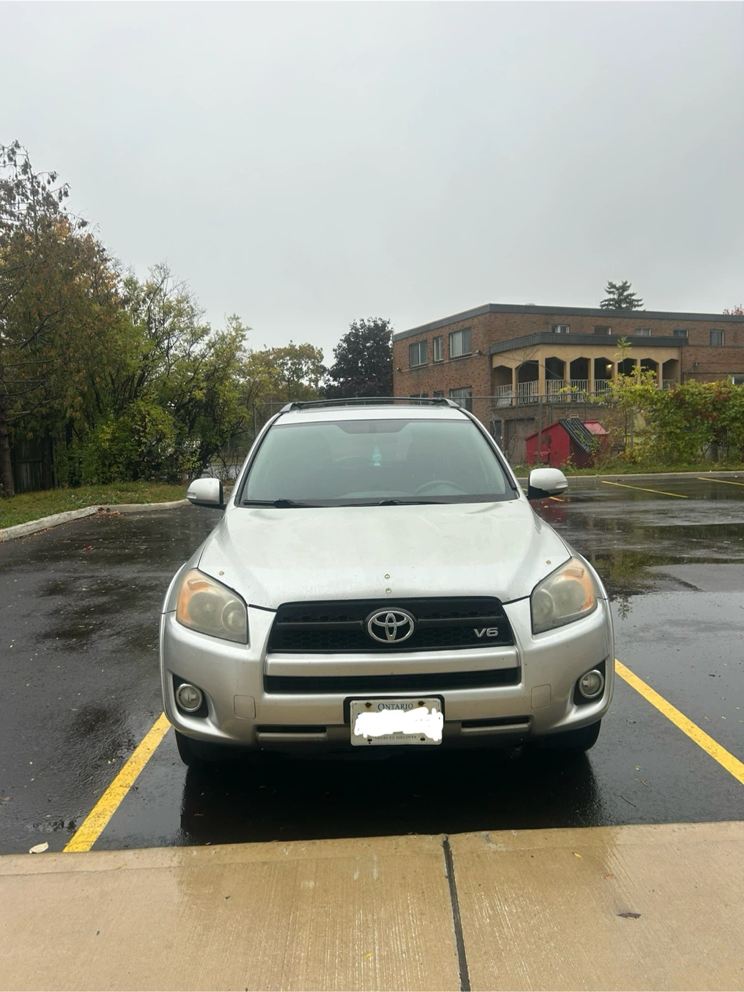 Silver Toyota RAV4 V6 2011
