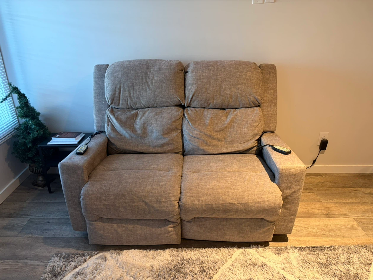 Best Home Furnishings Power Reclining Loveseat