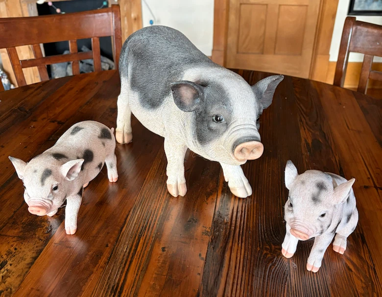 Pigs - pot bellied pig statues family