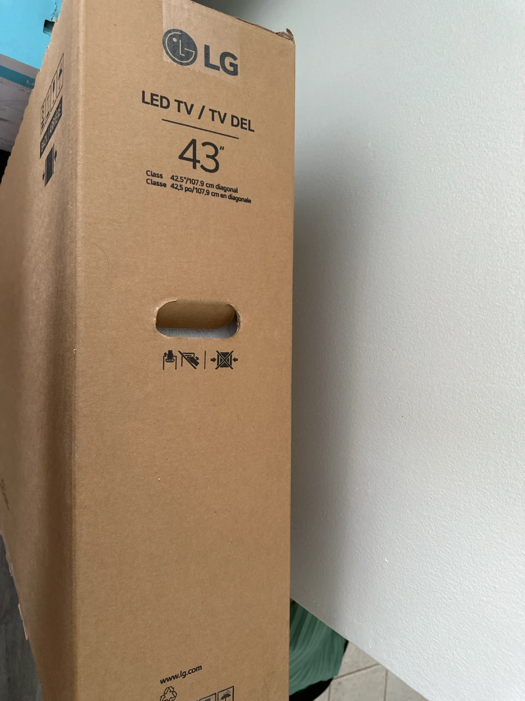LG 43-inch LED smart TV - photo 2