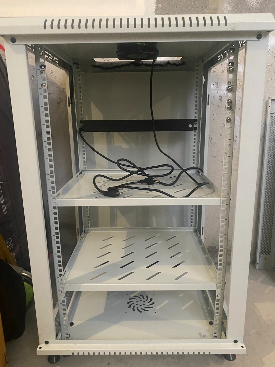 Sysracks 18U 24" Deep Rack - White - Glass Door, Fan, Power Bar - photo 2