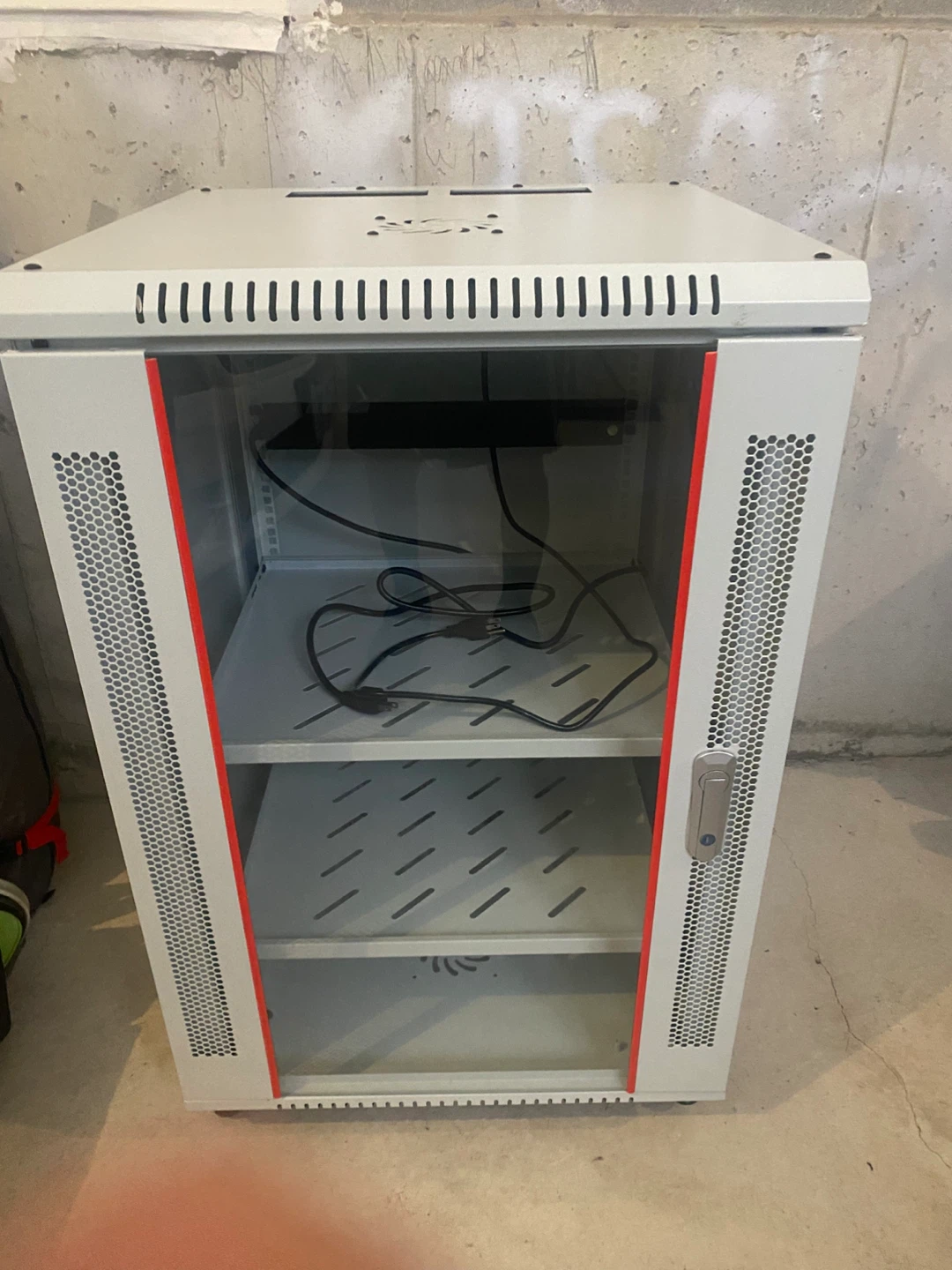Sysracks 18U 24" Deep Rack - White - Glass Door, Fan, Power Bar - photo 3