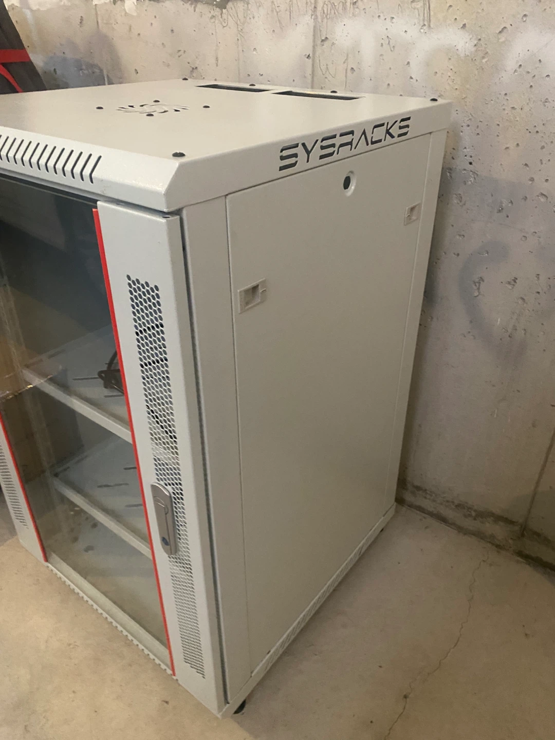 Sysracks 18U 24" Deep Rack - White - Glass Door, Fan, Power Bar - photo 4