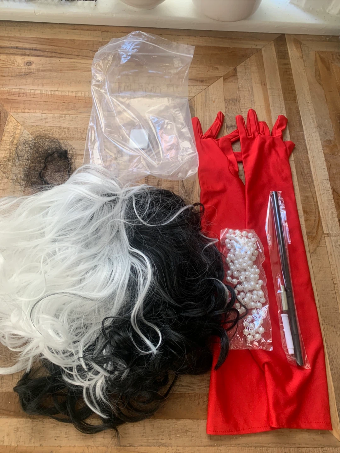 Brand newCruella de Vil Costume Accessory Kit