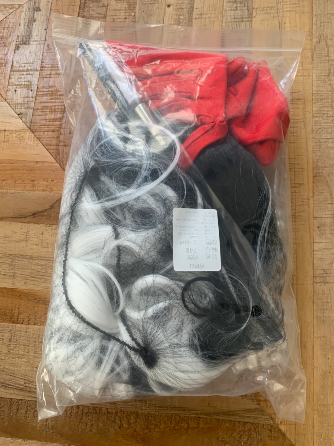Brand newCruella de Vil Costume Accessory Kit - photo 2