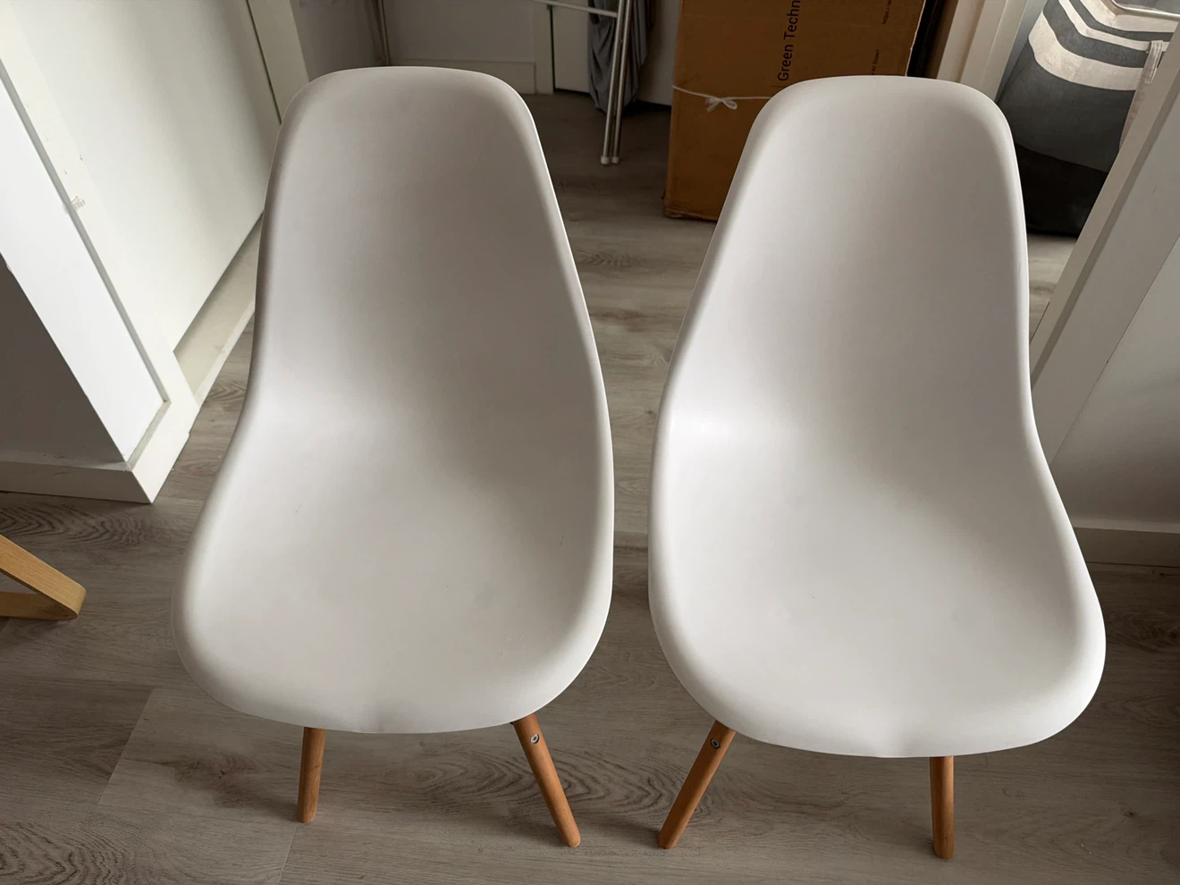 Set of 2 White Mid-Century Style Chairs
