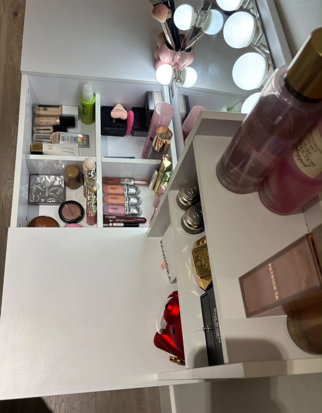 White Vanity Table with Lighted Mirror - photo 4