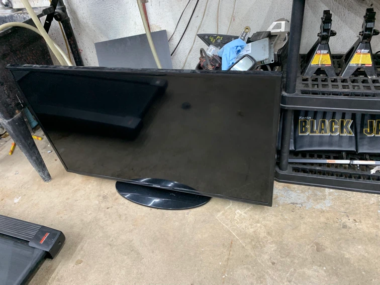 *BROKEN NON FUNCTIONAL* Samsung Television