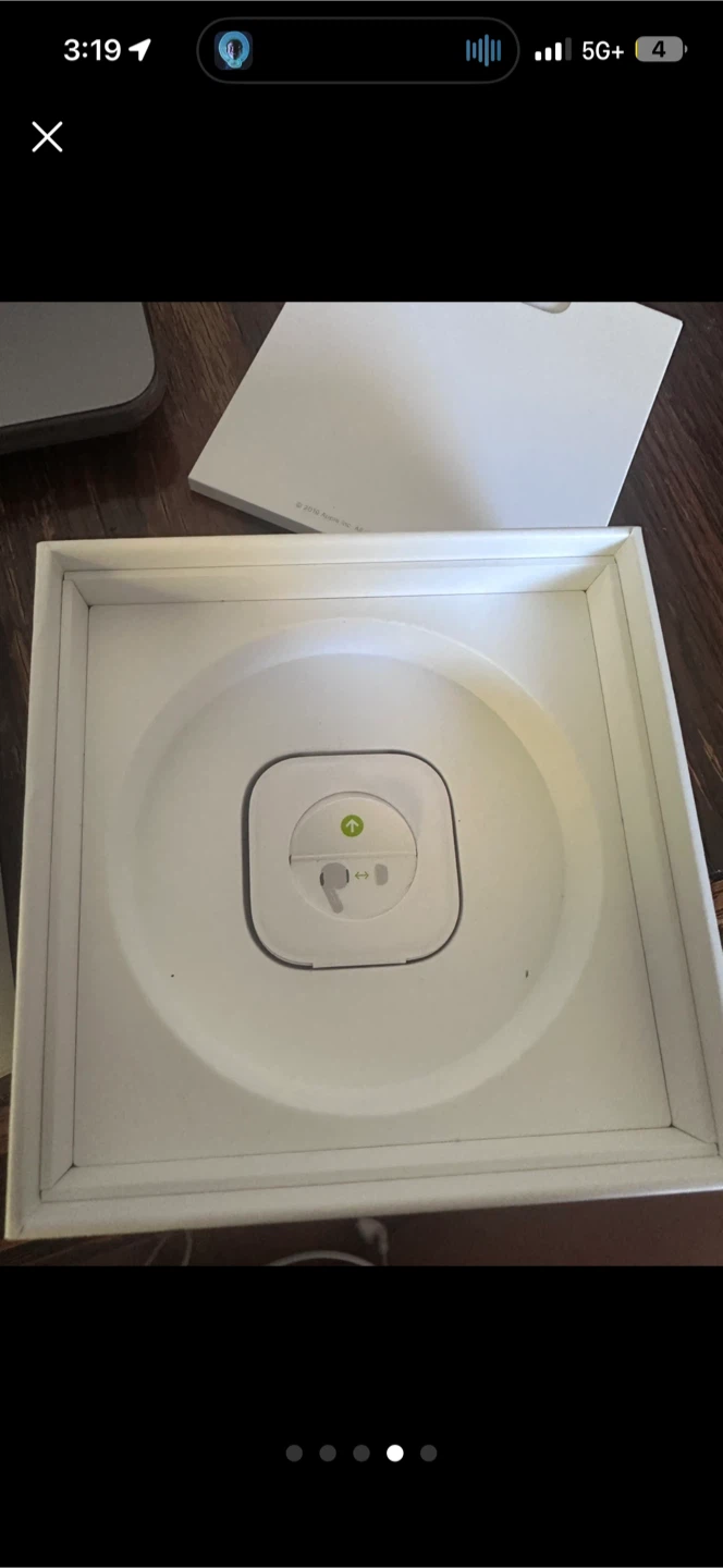 Apple AirPods Pro with Wireless Charging Case - photo 4