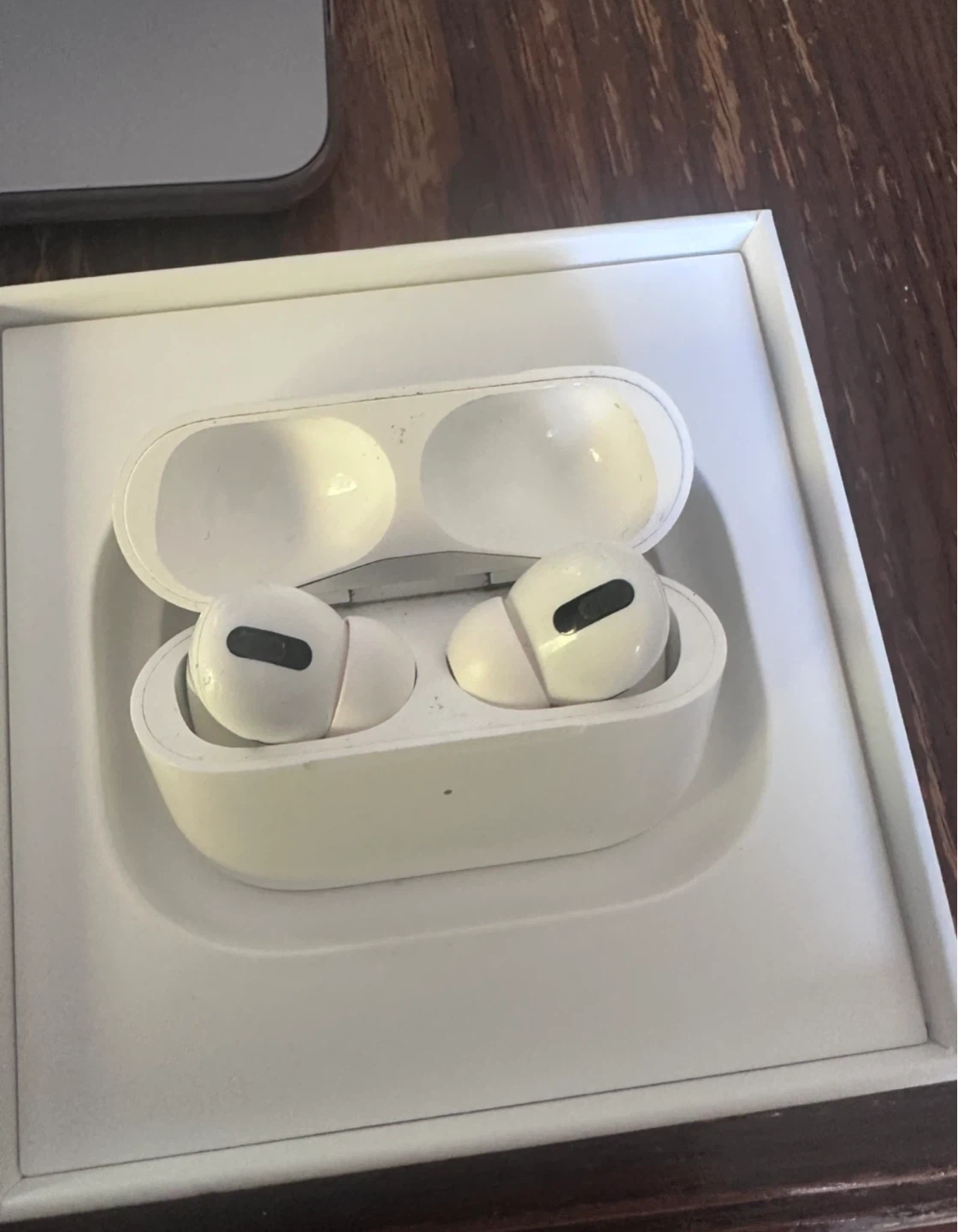 Apple AirPods Pro with Wireless Charging Case - photo 2