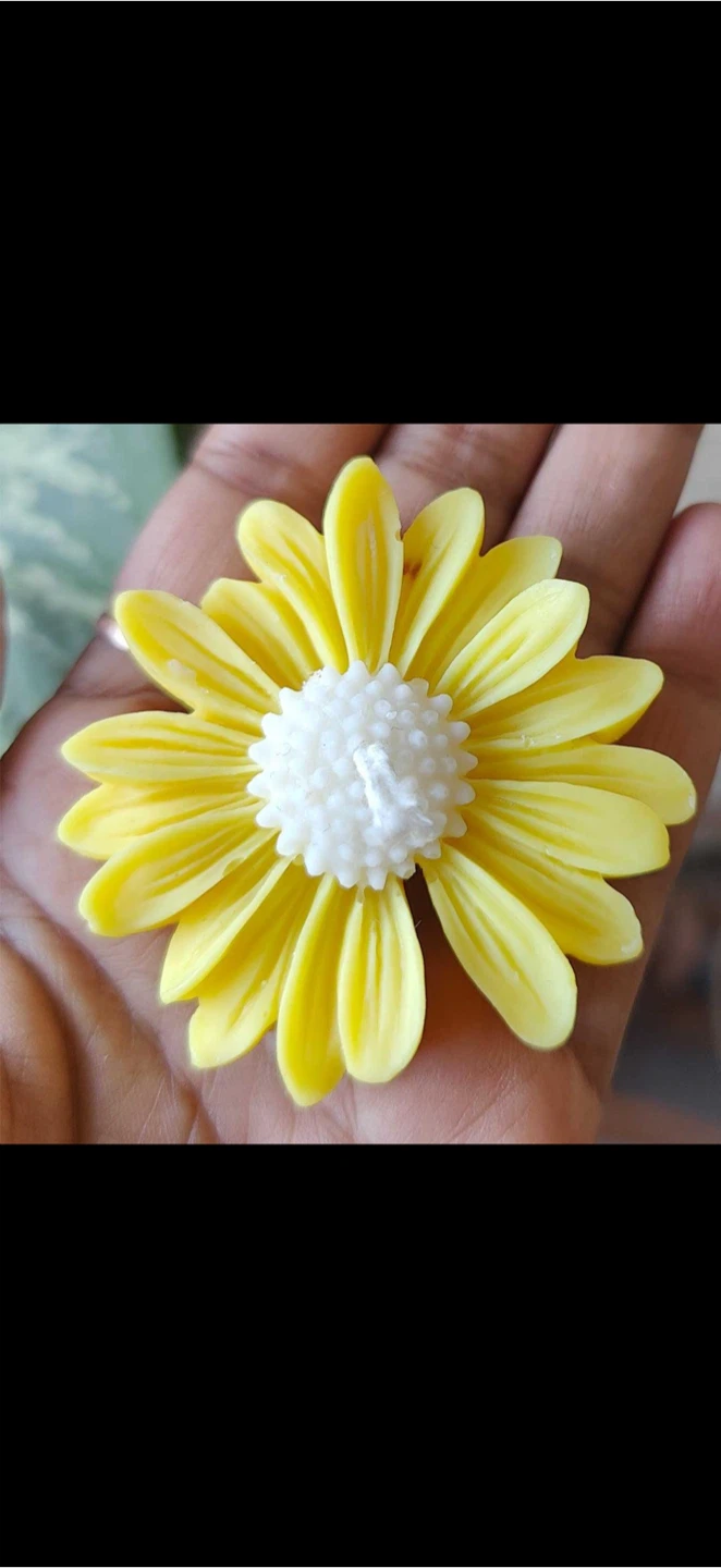 Decorative Flower-Shaped Candles - photo 4