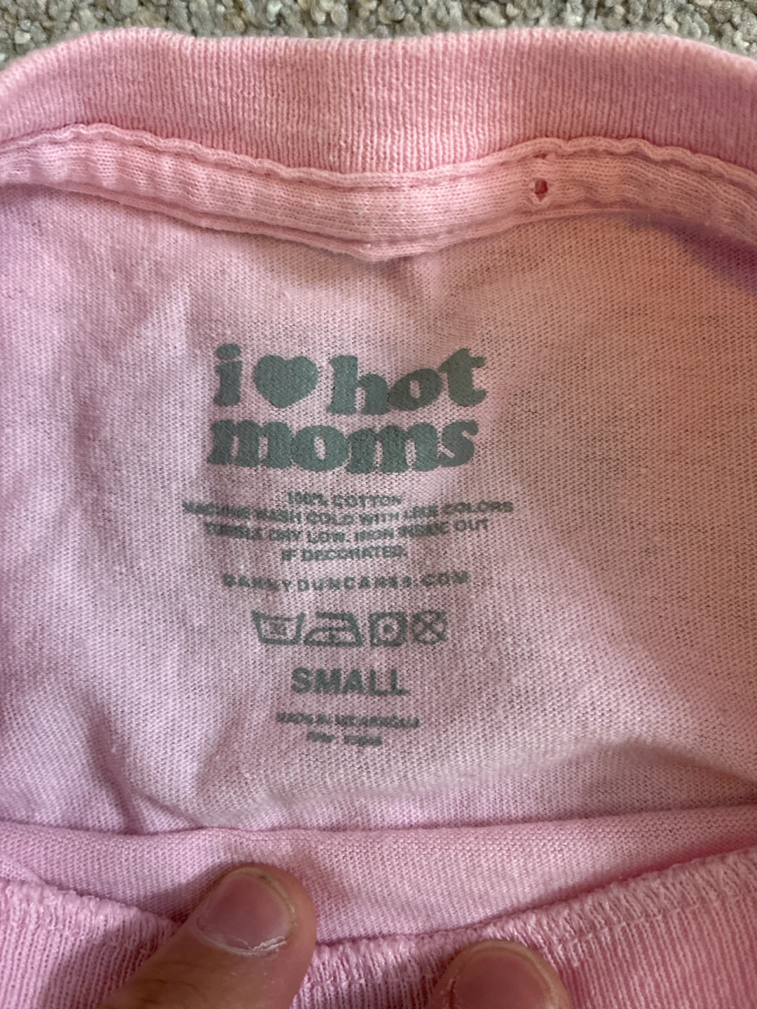 I Heart Hot Moms Pink T-Shirt - photo 2