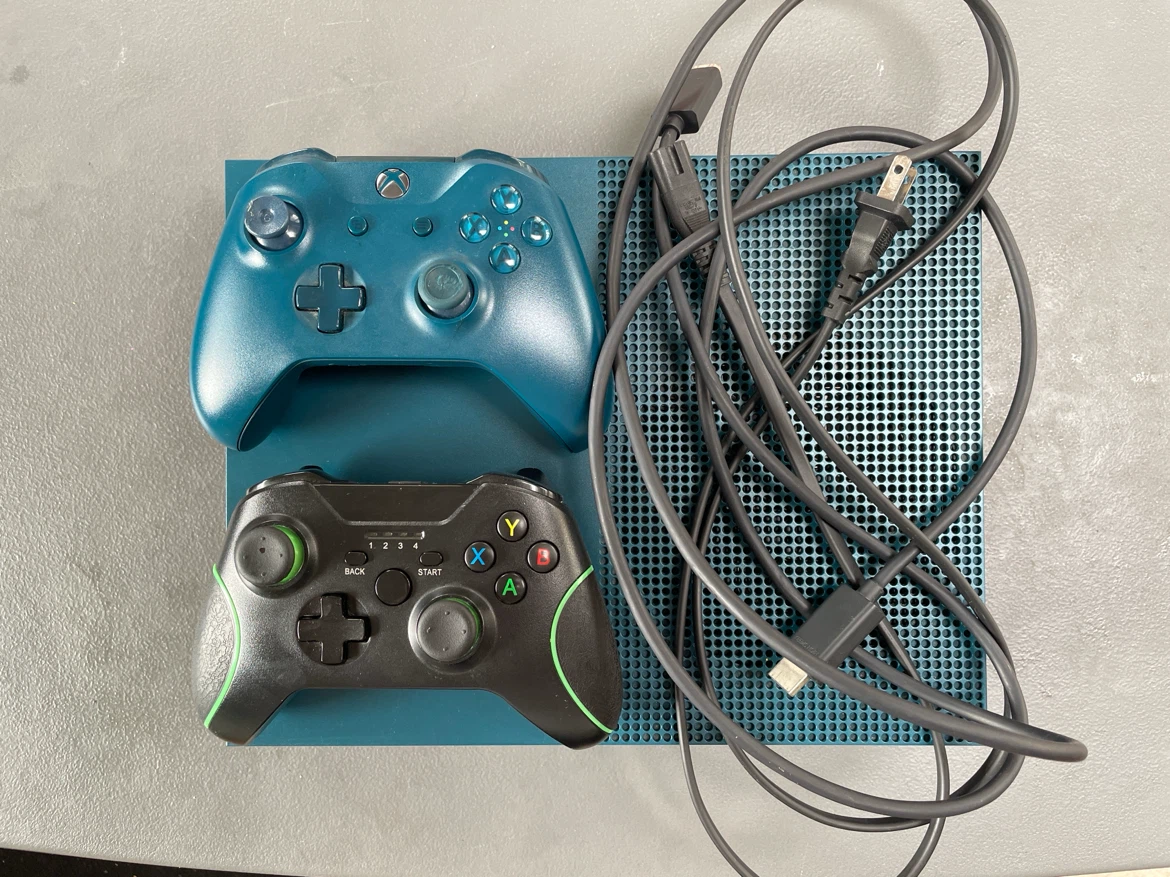 Xbox One S + 2 controllers