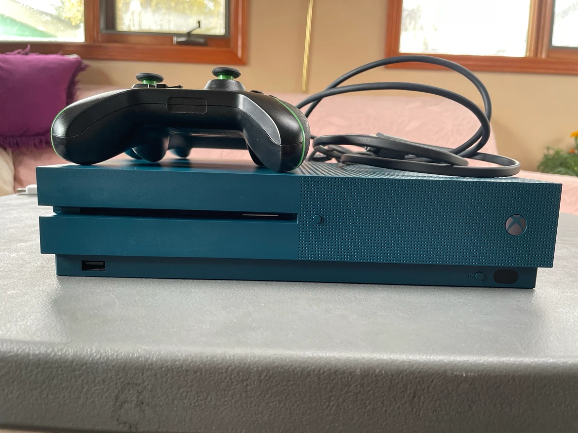 Xbox One S + 2 controllers - photo 2