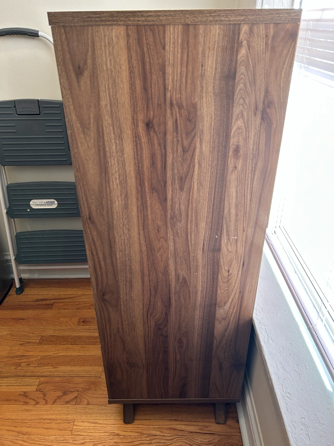 Modern Walnut Finish 5-Drawer Dresser - photo 4