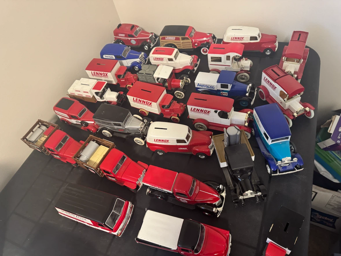 28 Vintage Diecast Cars and Trucks. - photo 2