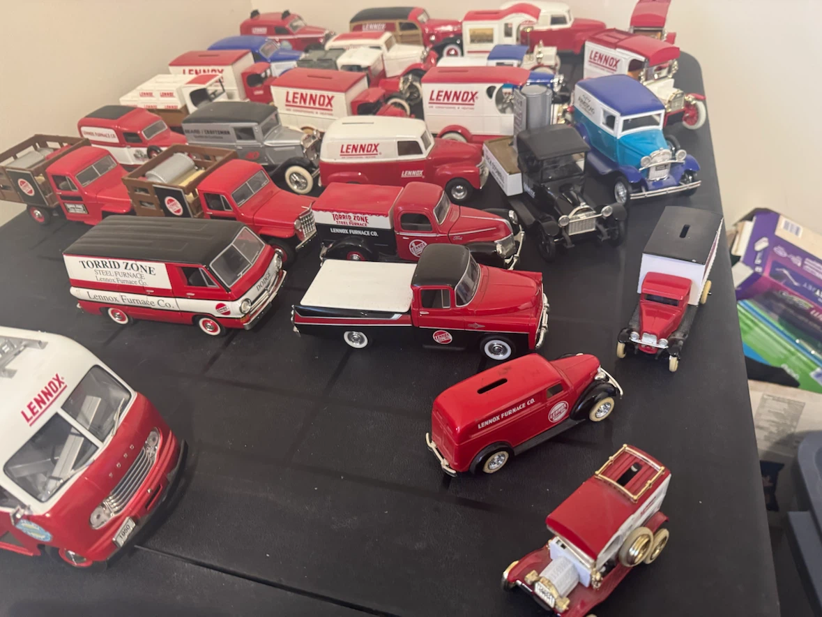 28 Vintage Diecast Cars and Trucks. - photo 3
