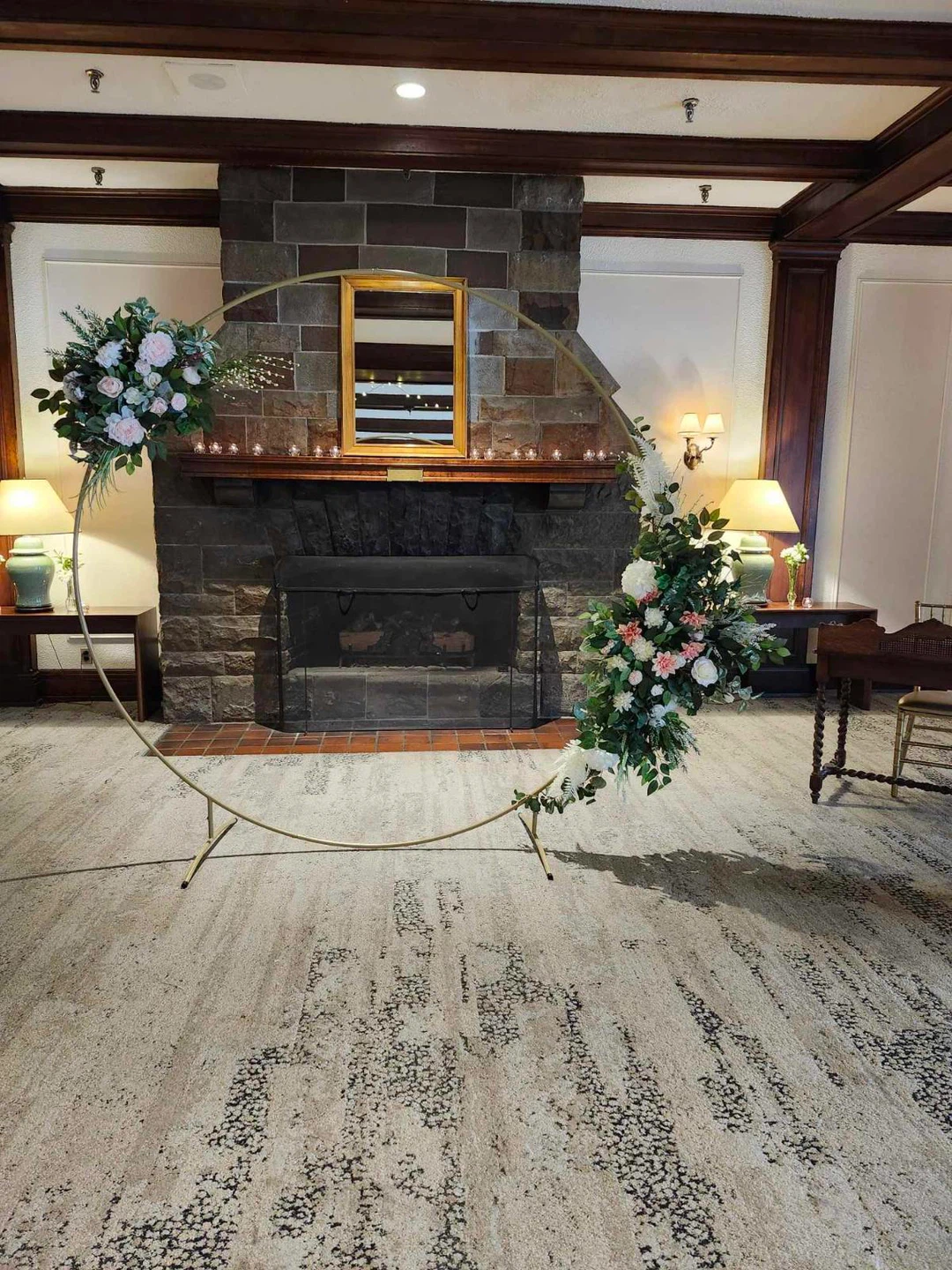 BEAUTIFUL FLORAL WEDDING ARRANGEMENT WITH RING