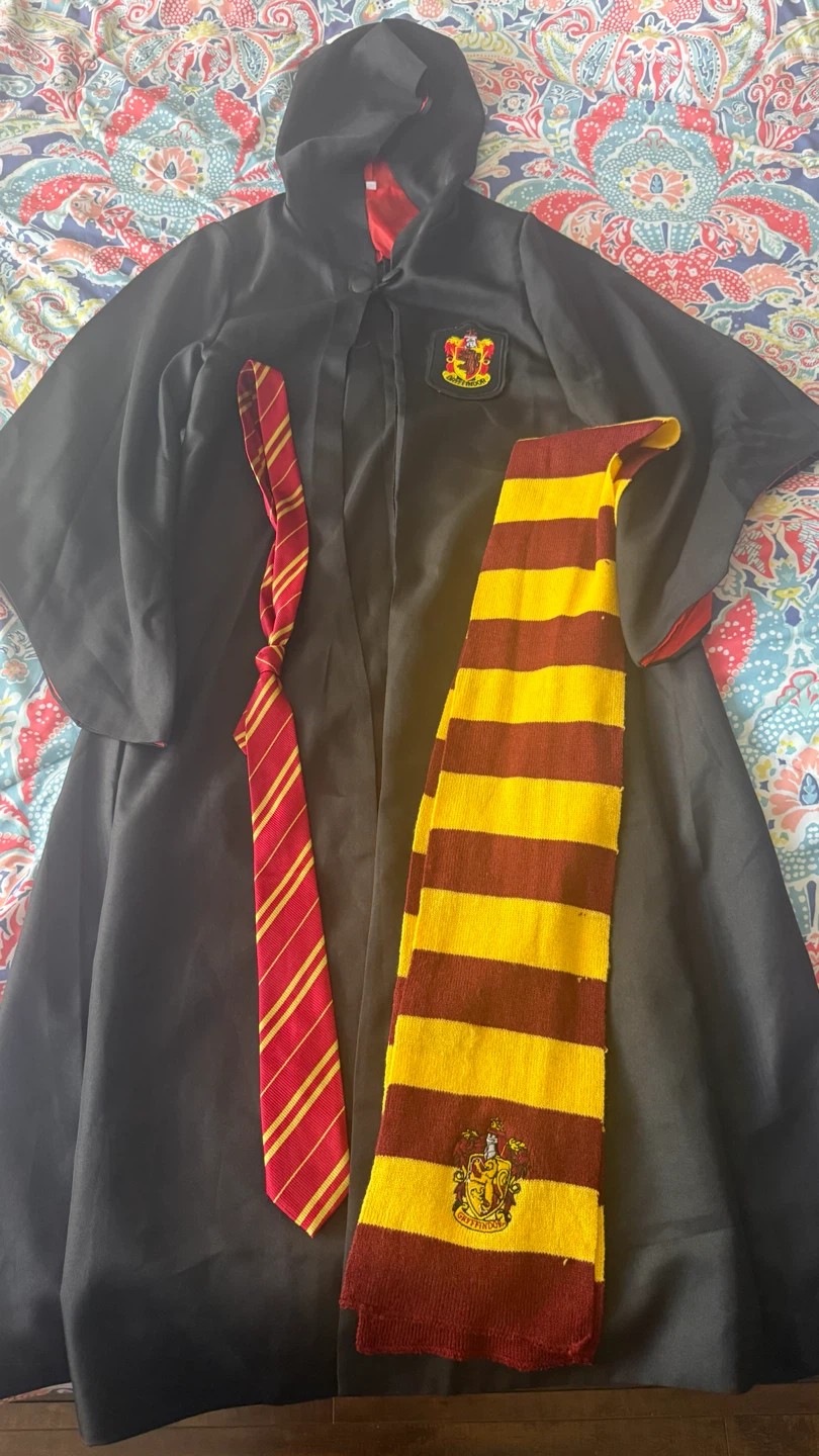 Halloween: Gryffindor Costume Set: Robe, Scarf, and Tie