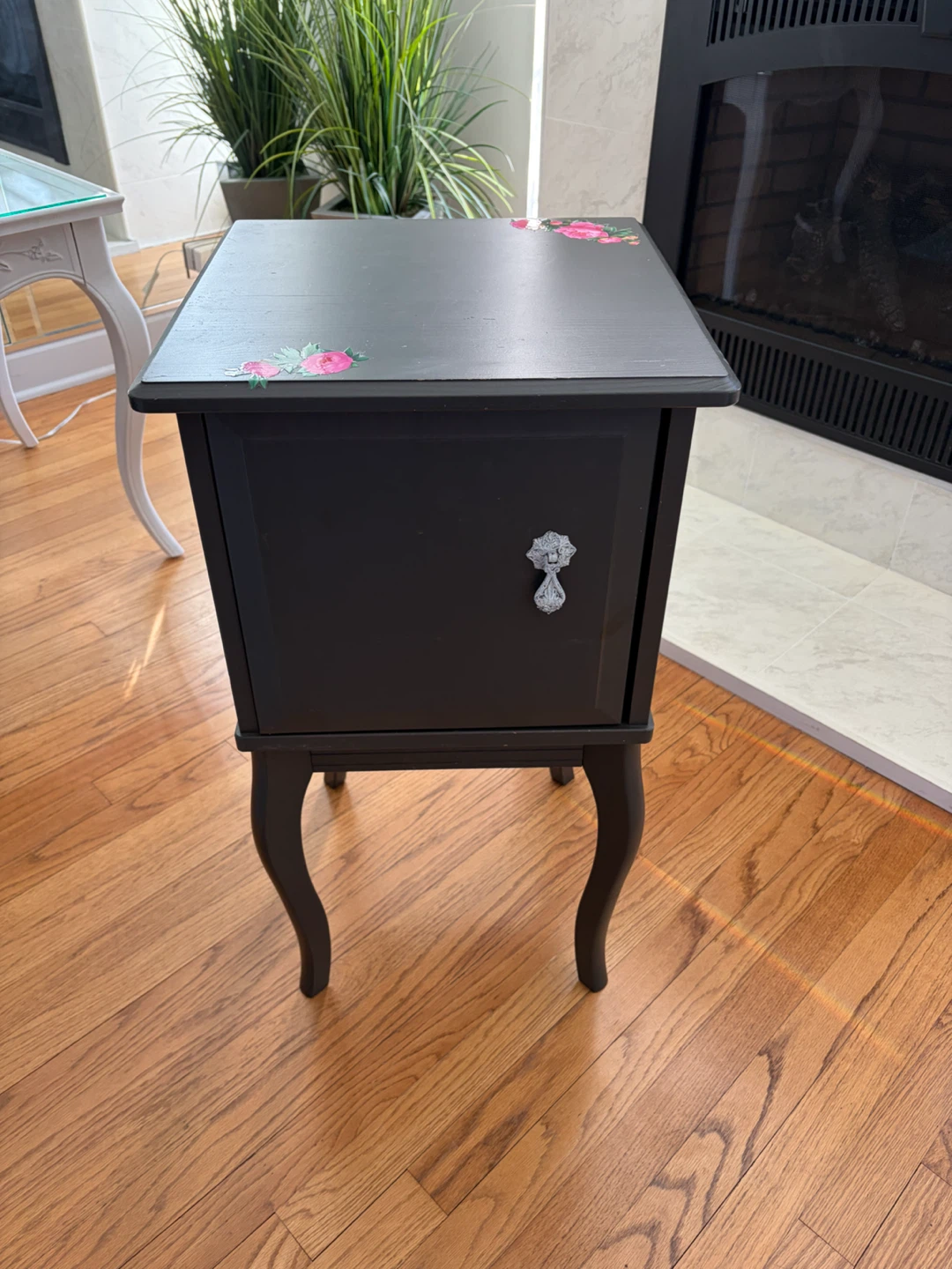 CUTE WOODEN SIDE TABLE