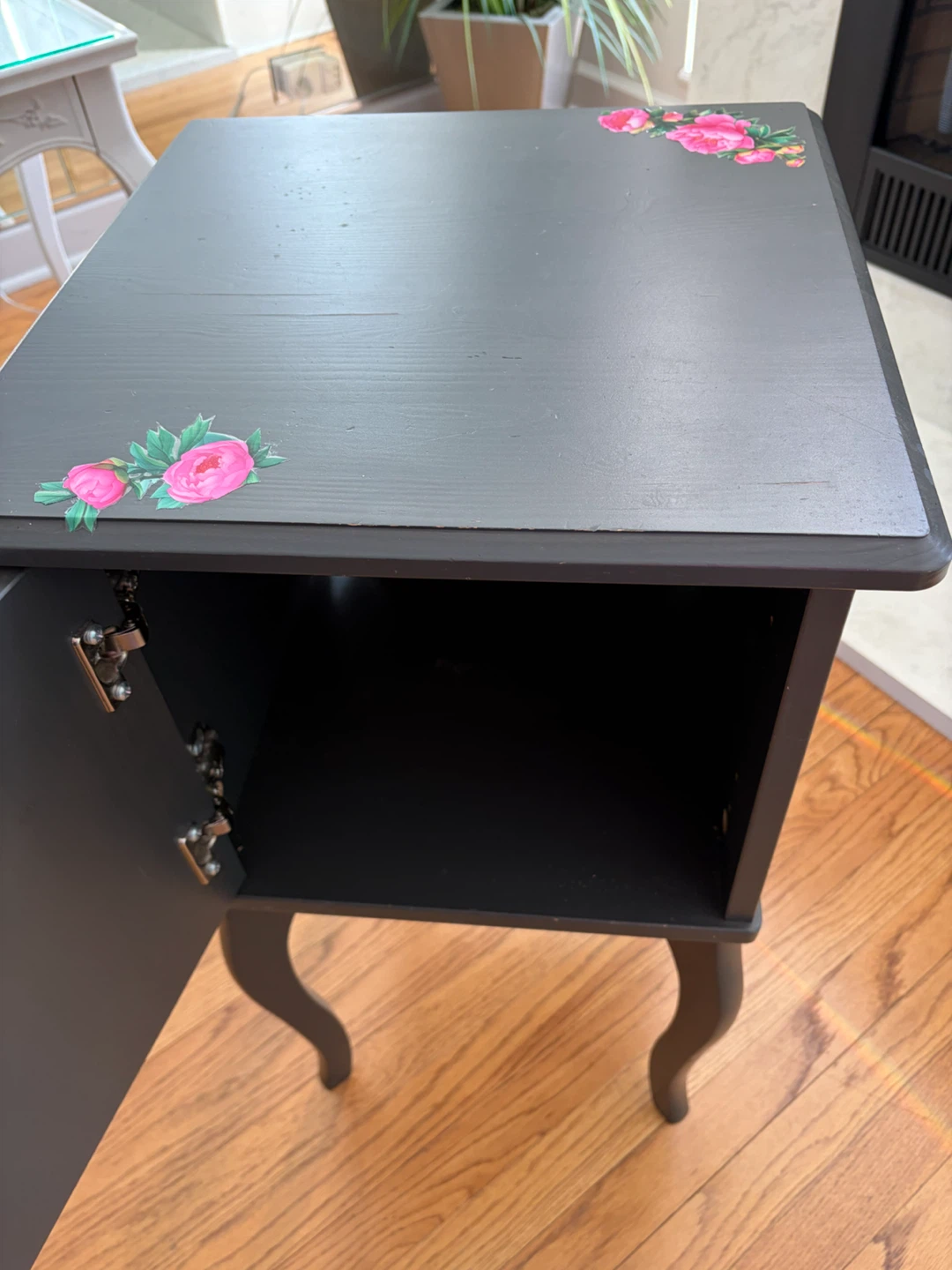 CUTE WOODEN SIDE TABLE - photo 2