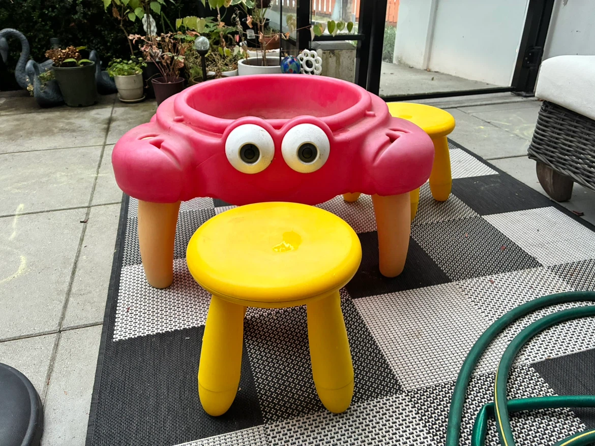 Step2 Crab Sand and Water Table with Two Stools
