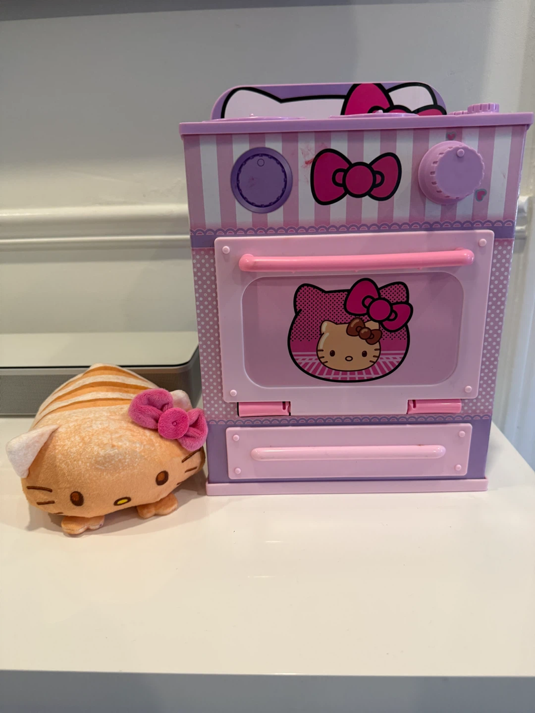 Hello kitty oven-Smells like buns-sounds