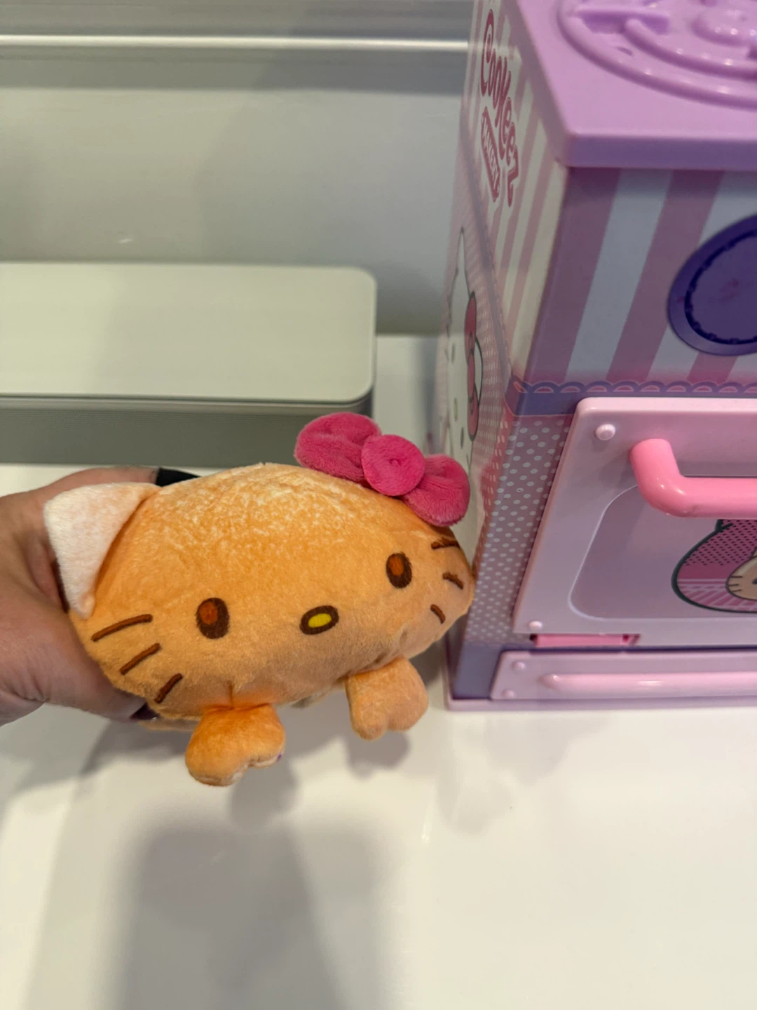 Hello kitty oven-Smells like buns-sounds - photo 2