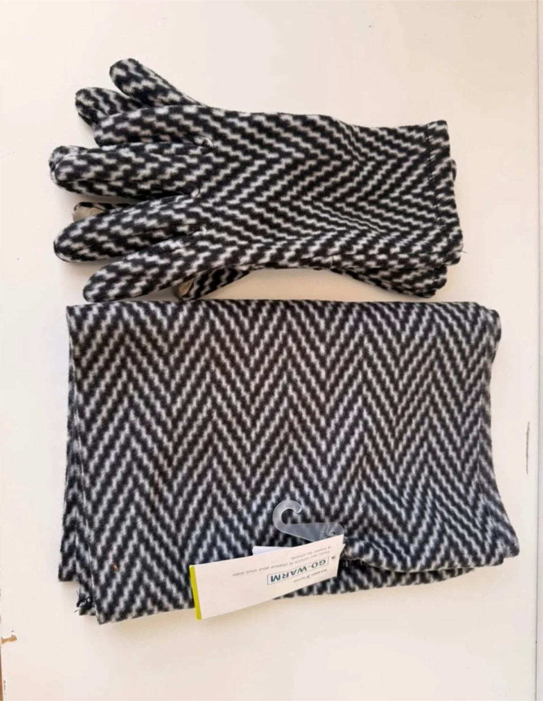 NEW - Neck Warmer and Gloves Set