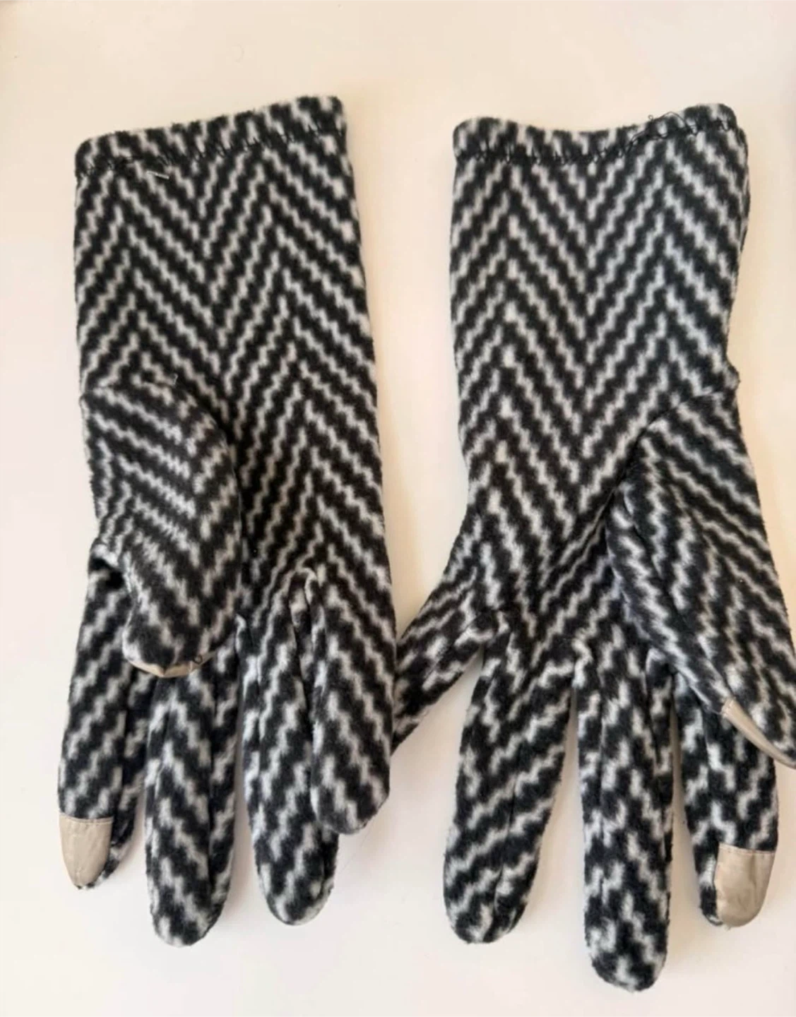 NEW - Neck Warmer and Gloves Set - photo 2