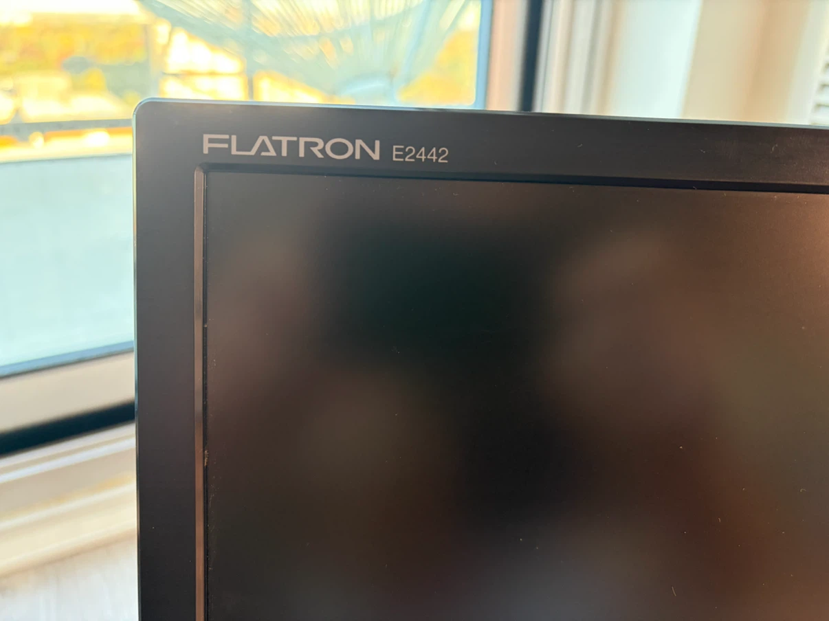 LG Flatron E2442V-BN Monitor - photo 2