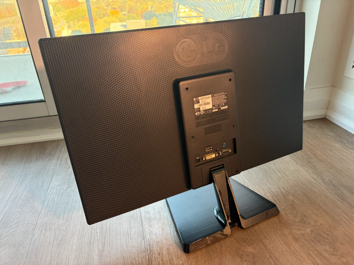 LG Flatron E2442V-BN Monitor - photo 3