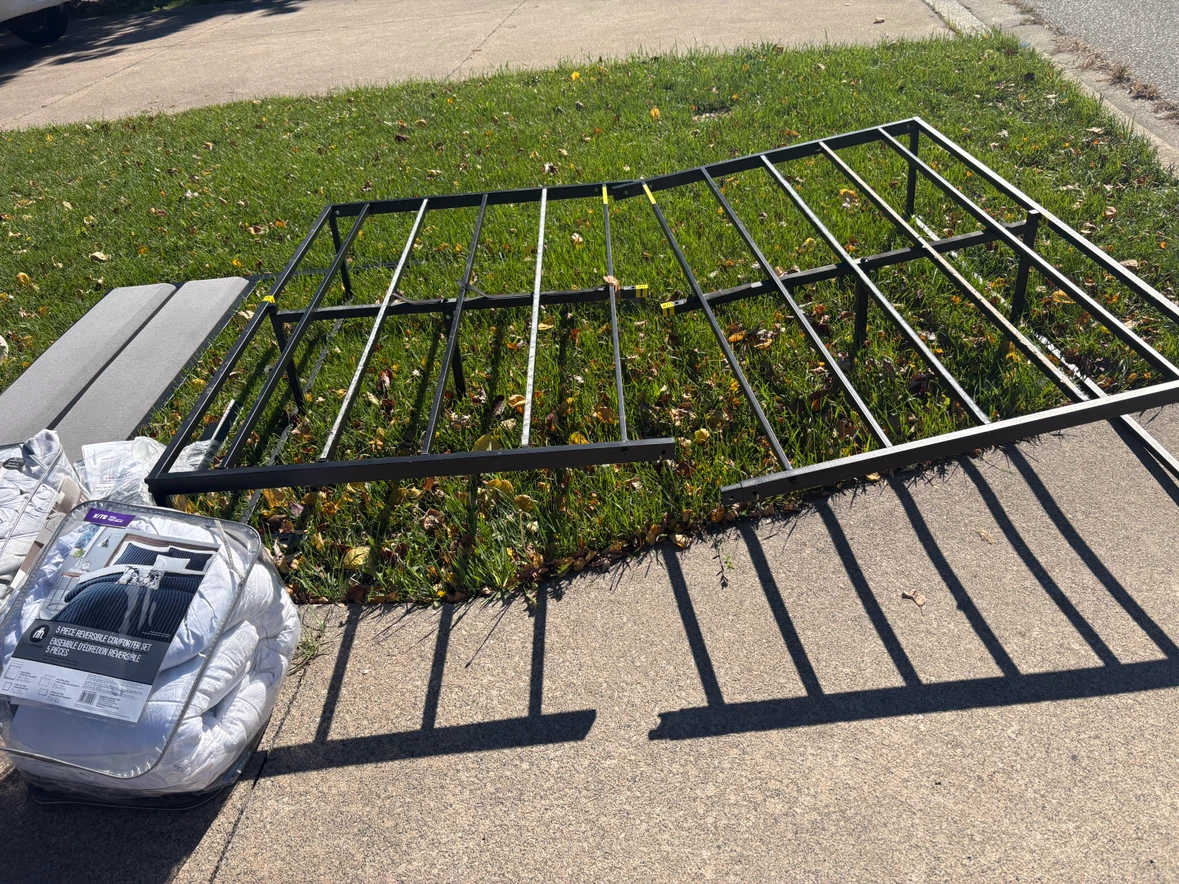 Queen metal Bed Frame - photo 2
