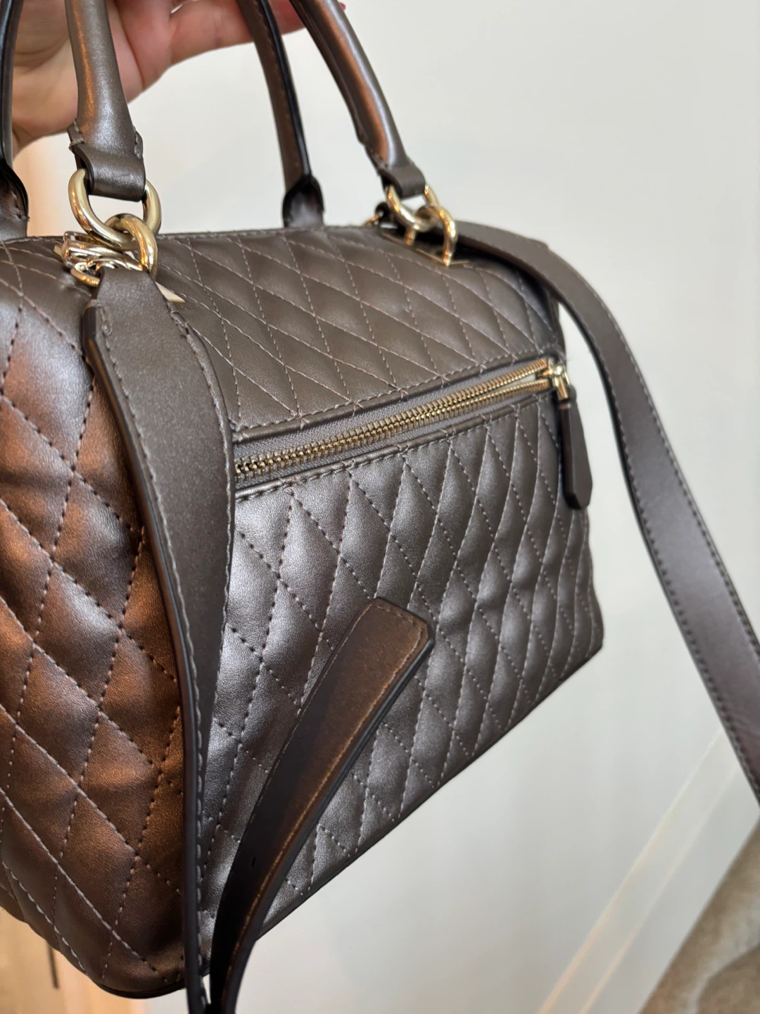 Guess 1981 Quilted Metallic Handbag - photo 3