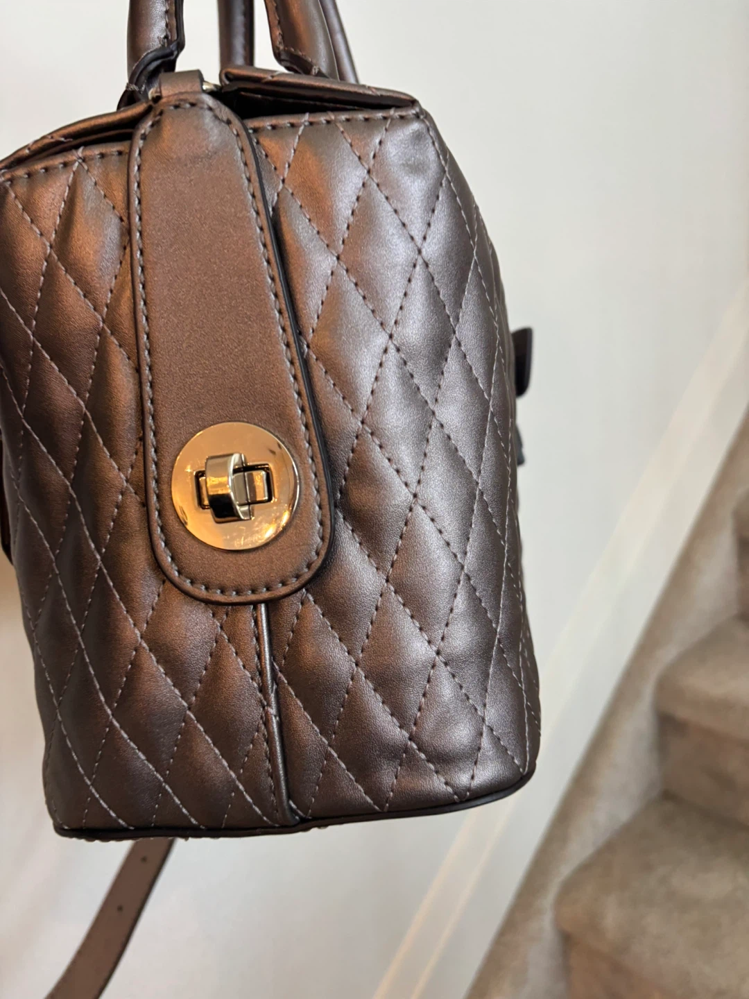 Guess 1981 Quilted Metallic Handbag - photo 5