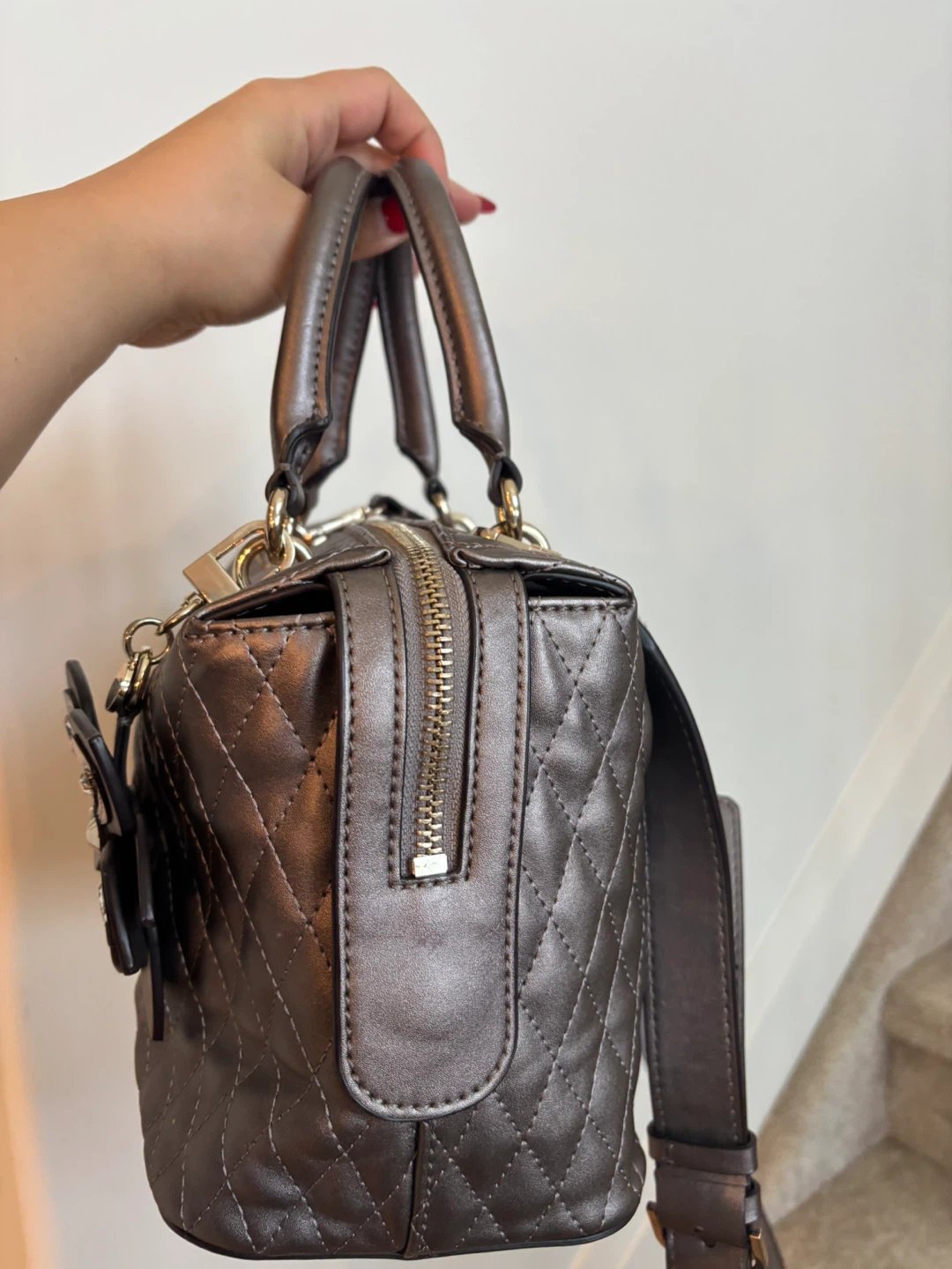 Guess 1981 Quilted Metallic Handbag - photo 4