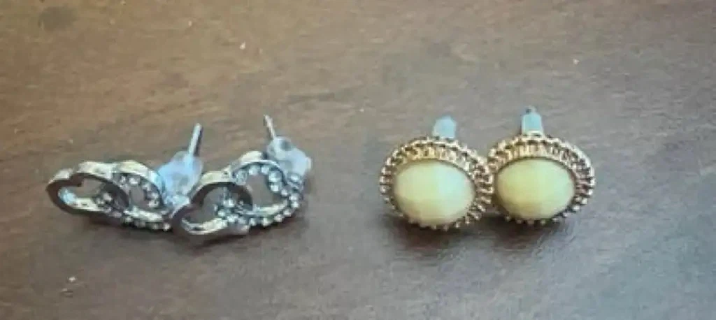 13 pairs of Earrings with Heart shaped box (New) (Free) - photo 3