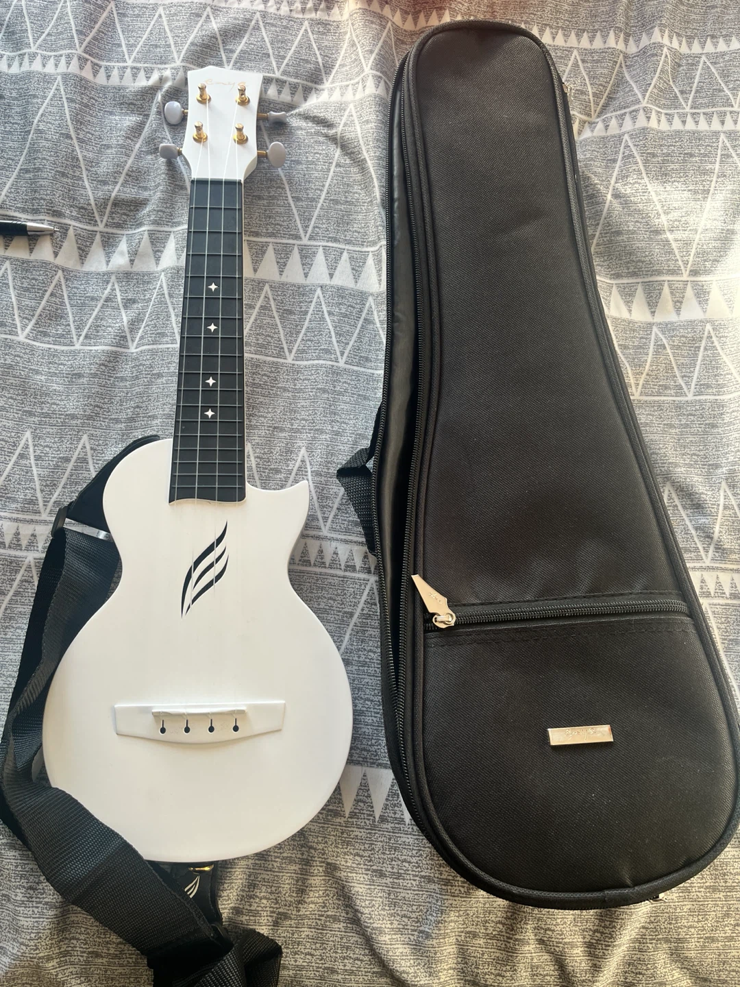Enya White Ukulele with Case - photo 2