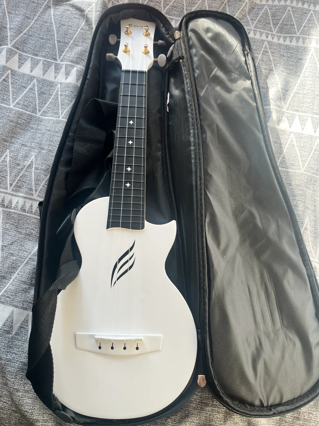 Enya White Ukulele with Case - photo 3