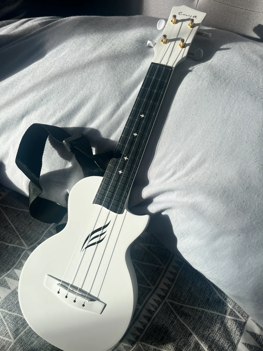 Enya White Ukulele with Case - photo 4
