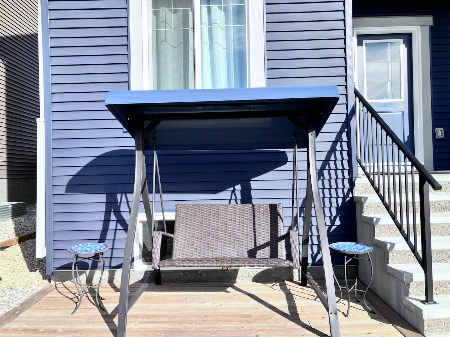Swing with 2 side tables