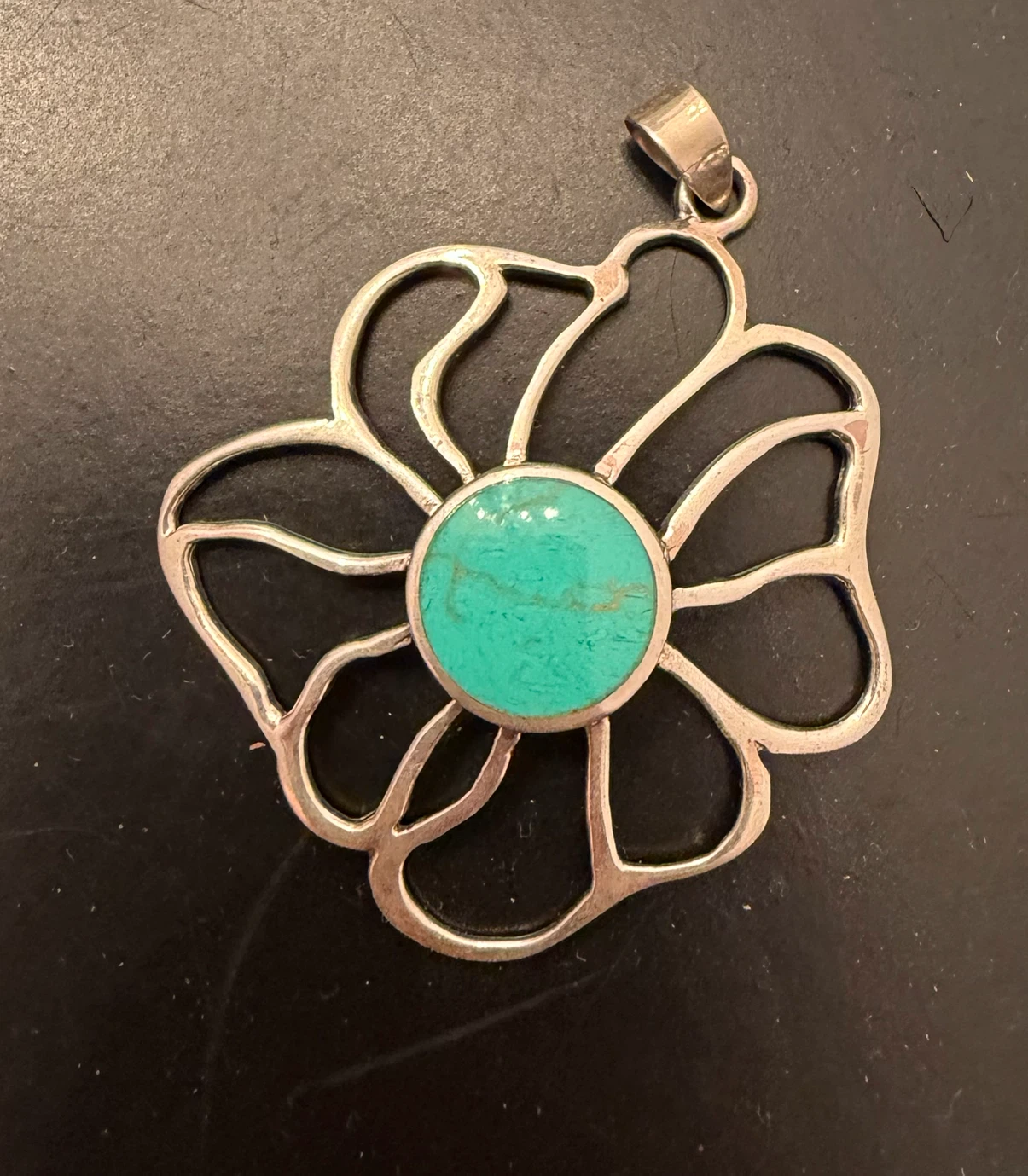 Silver flower pendant with turquoise stone (stamped 925)