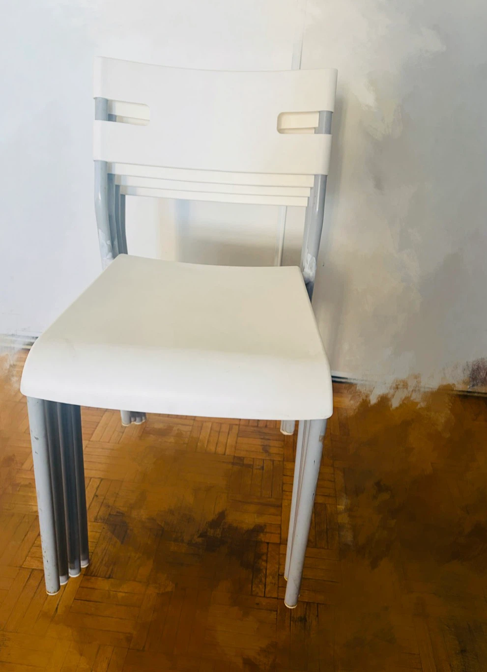 Set of 4 stackable white chairs